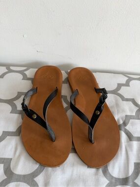 Roxy Black Strap Sandals with Brown Footbed
